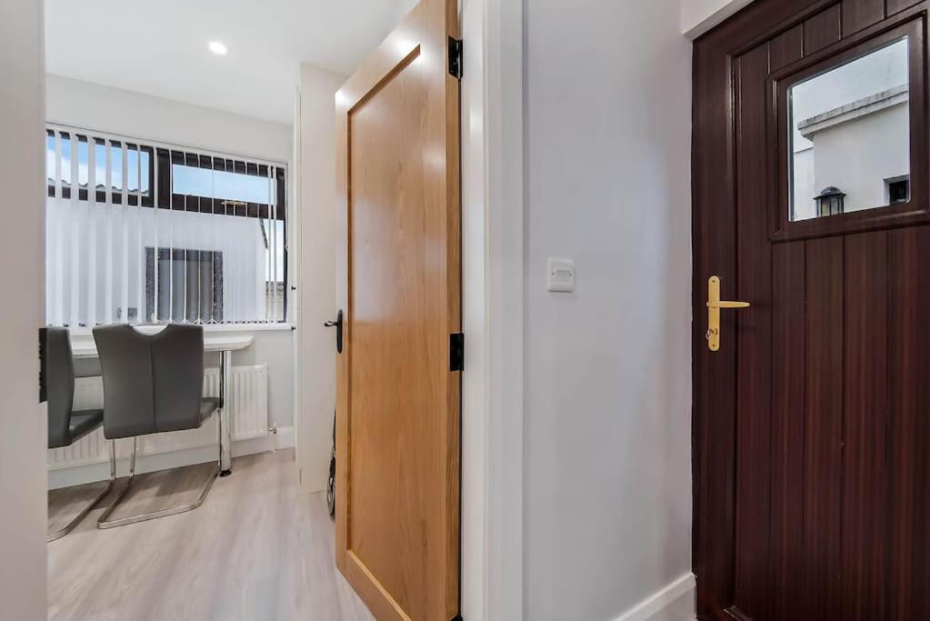 Ardoyne Lodge 'Sleeping 4 Guests' Belfast Extérieur photo
